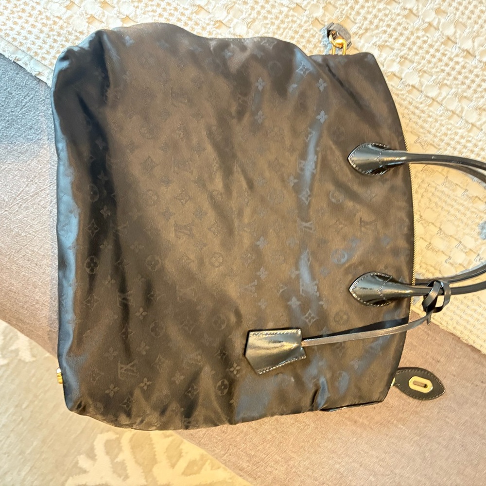 ***SOLD*****LOUIS VUITTON Monogram Desire Lockit Vertical MM Handbag